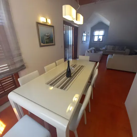 Iggy Apartment Postira
