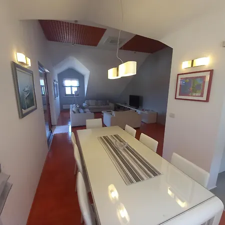 Iggy Apartment
