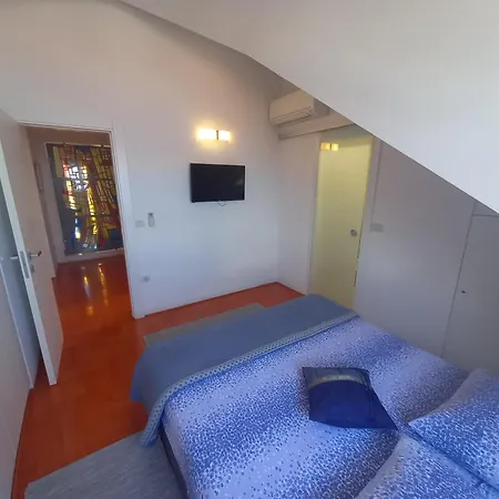 Iggy Apartment Postira
