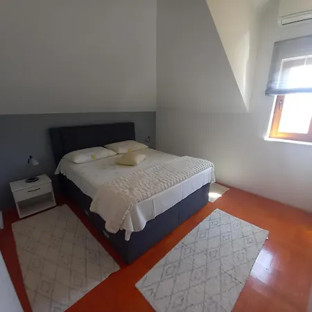Iggy Apartment Postira