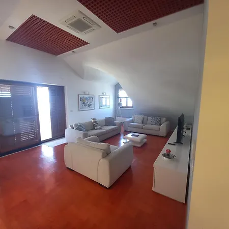 Iggy Apartment